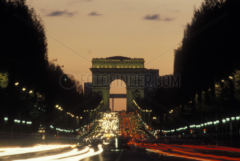 Champs Elysées und Arc de Triomphe bei Nacht