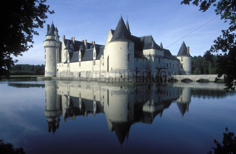 Wasserschloss spiegelt sich in der Loire