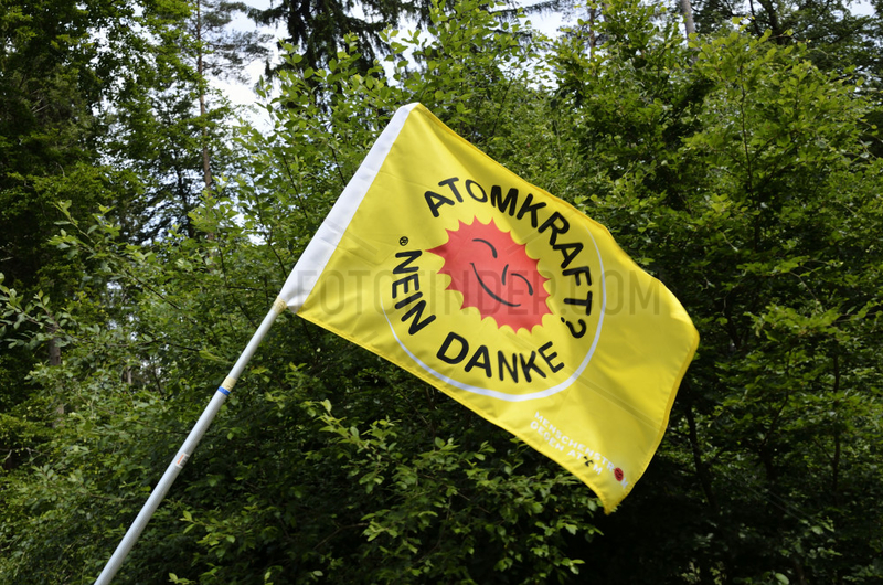 Atomkraft? Nein danke Fahne bei einem Demontrations-Umzug gegen Schweizer Atomkraftwerke.