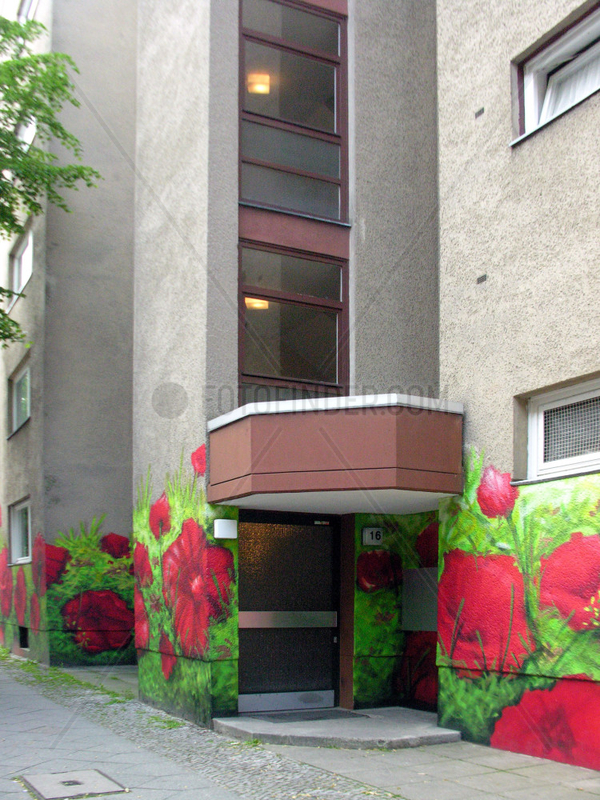Mohnblumen an Kreuzberger Hauswand.