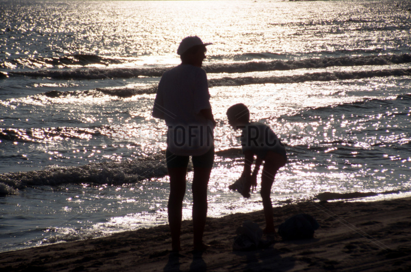 Mutter und Sohn Strand Abendstimmung