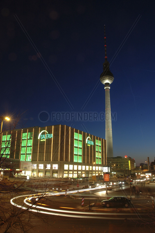 D Berlin Verkehr bei Nacht am Alexanderplatz mit Galeria Kaufhof