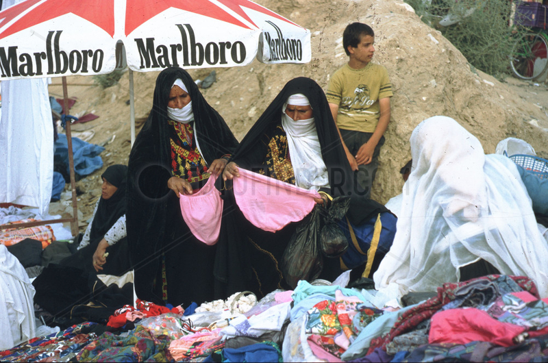 verschleierte Frauen kaufen Unterwaesche Beduinenmarkt