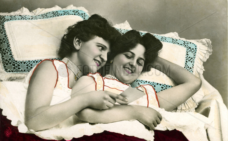 Zwei Frauen im Bett