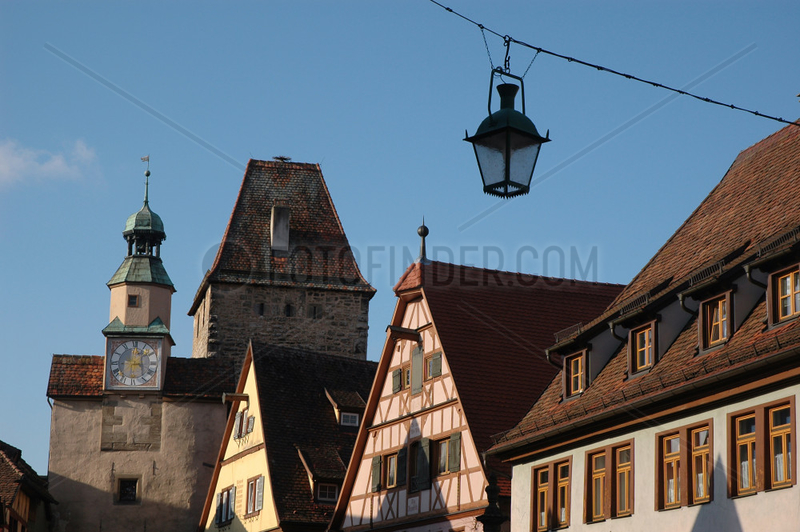 Rothenburg ob der Tauber : Haeuser in Roedergasse mit Roederbogen und Markusturm