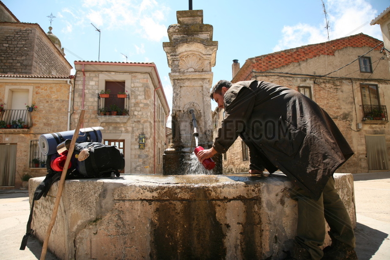 Pilger macht Pause an einem Brunnen - Jakobsweg - Camino de Santiago