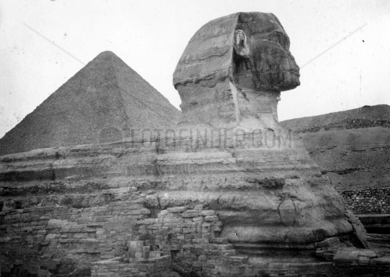 Die Grosse Sphinx von Gizeh - im Hintergrund die Pyramide des Cheops