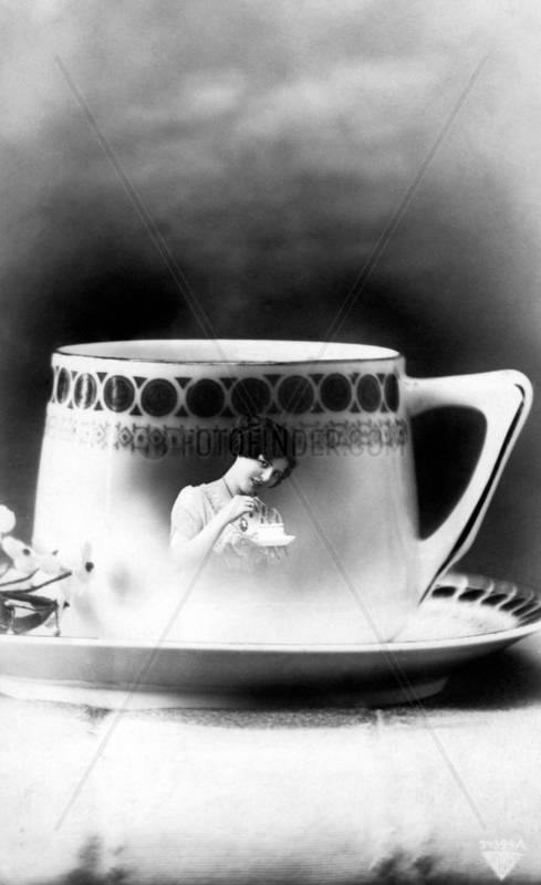 Frauenbild auf Kaffeetasse,  1900
