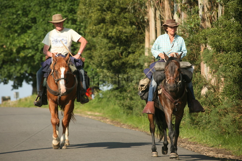 zwei Pilger zu Pferd auf dem Jakobsweg - Camino de Santiago