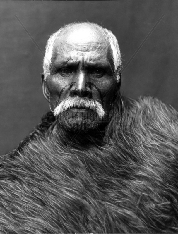 Maori Mann mit Fell und Taetowierung