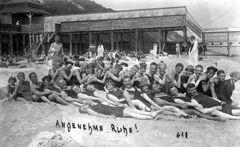 Badegruppe am Strand 1920,  Nr.4