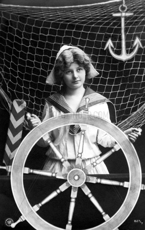 Frau am Schiffsruder,  1920