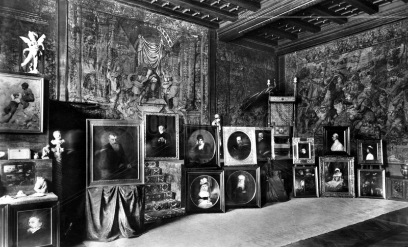 Viele Gemaelde in einem Raum,  1920