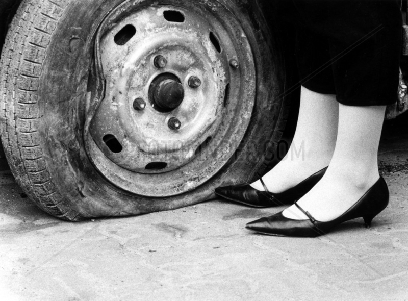 platter Reifen neben Damenschuhen