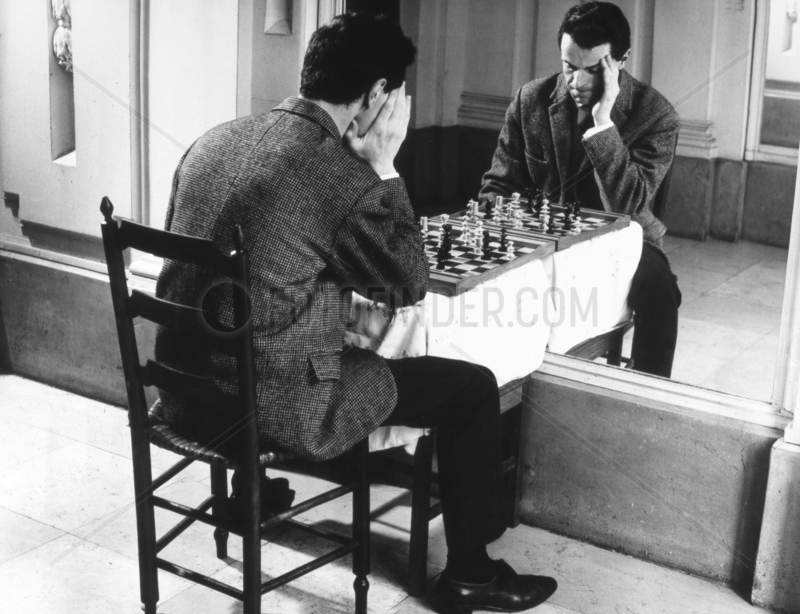 Mann spielt Schach mit Spiegelbild