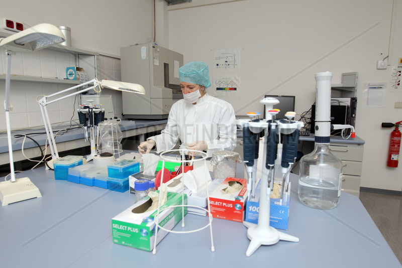 Kiel,  Deutschland,  eine Laborantin im DNA-Labor des LKA Schleswig-Holstein