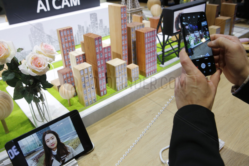 Barcelona,  Spanien - Digitale Fotografie auf dem Smartphone mit AI beim Mobile World Congress MWC in Barcelona