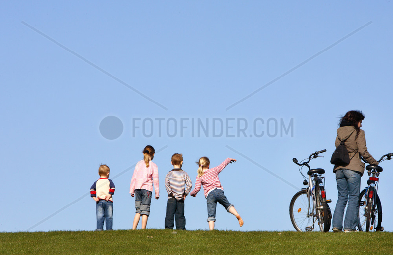 Spielende Kinder auf einem Deich,  Nordstrand