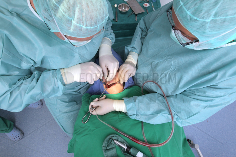 Flensburg,  Deutschland,  Kieferchirurg bei einer Behandlung mit der BMAC-Methode