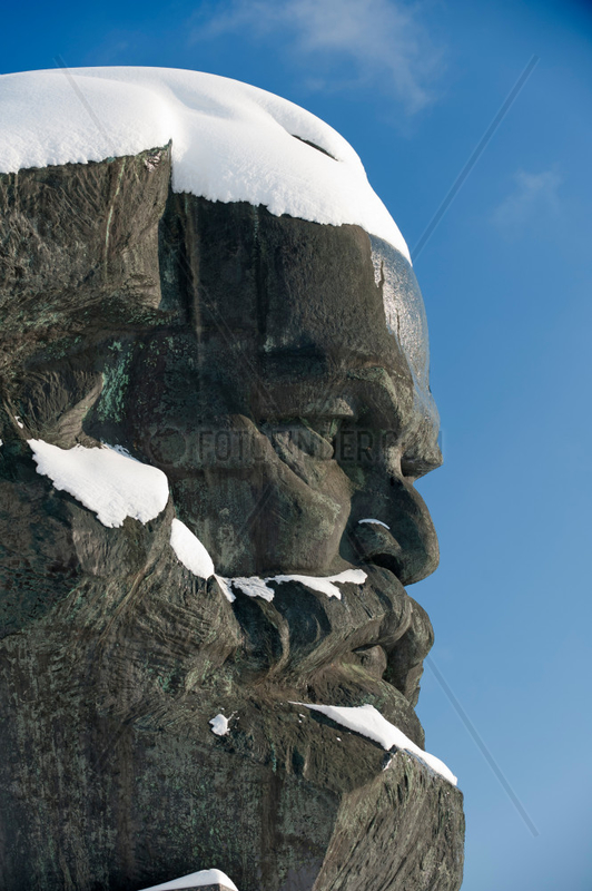 Chemnitz,  Deutschland,  Schnee bedeckt Teile des Marx Monumentes in Chemnitz
