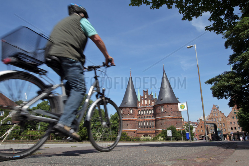 Luebeck,  Deutschland,  Fahrradfahrer in der Luebecker Altstadt