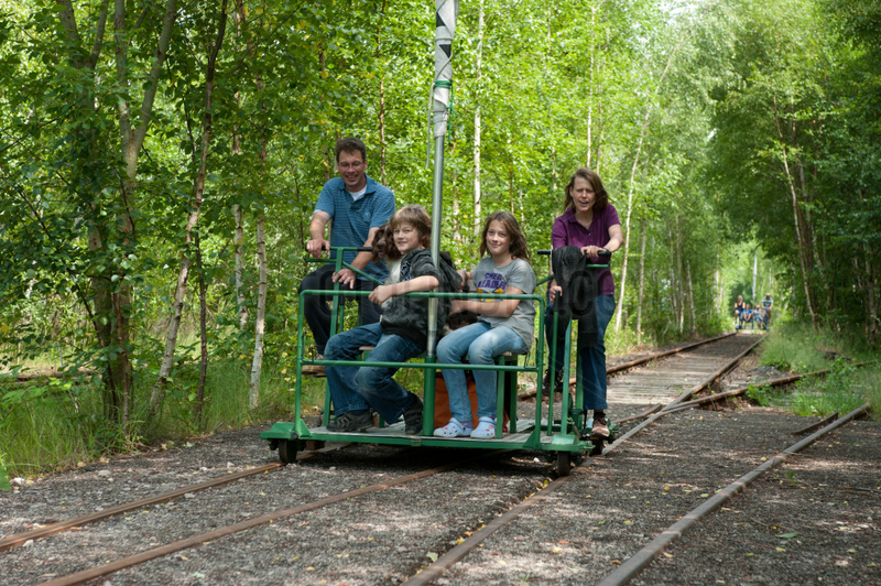 Marne,  Deutschland,  Touristen unterwegs mit der Draisinenbahn