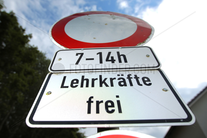 Flensburg,  Deutschland,  Schild Durchfahrtsverbot und Lehrkraefte frei vor der Einfahrt einer Schule