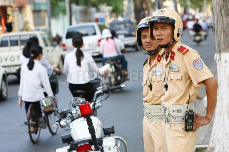 Vietnam,  zwei Verkehrspolizisten bei einer Verkehrskontrolle in Saigon