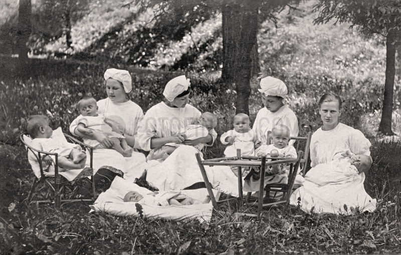 Kindermaedchen,  Kinderschwestern betreuen Babys,  1925
