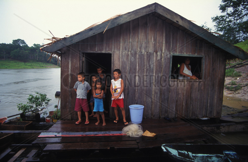 Vielkoepfige Familie auf einem Hausboot im Amazonas
