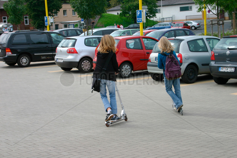 Maedchen mit Skateboard