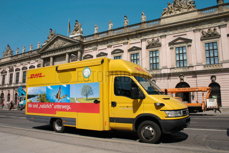 DHL Transporter der Deutschen Post