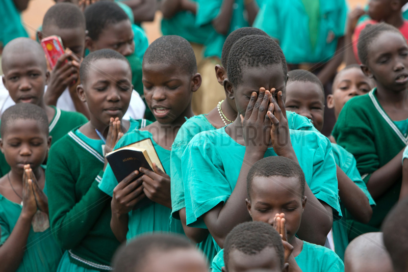 Bombo,  Uganda - Betende Schueler beim Schulappell auf dem Schulhof der St. Joseph's Bombo mixed primary school.