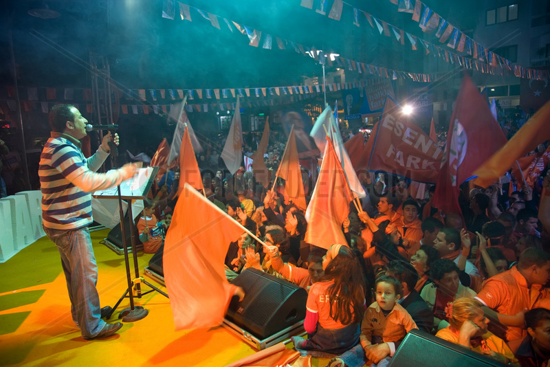 Girne,  Tuerkische Republik Nordzypern,  Buehnenauftritt bei der Wahlkampfveranstaltung der UBP