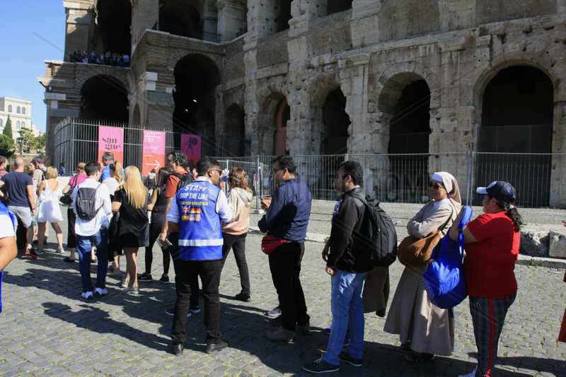 Menschenschlange vor dem Kolosseum