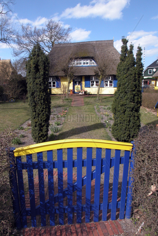 blaues Gartentor vor altem Reedhaus Zingst-Darss Germany