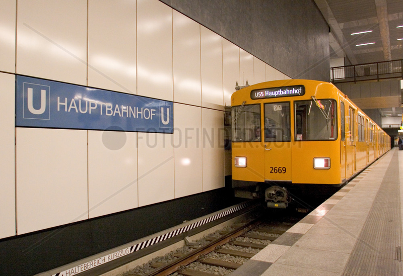 Berlin,  Deutschland,  U-Bahn der Linie U55 im Bahnhof Hauptbahnhof