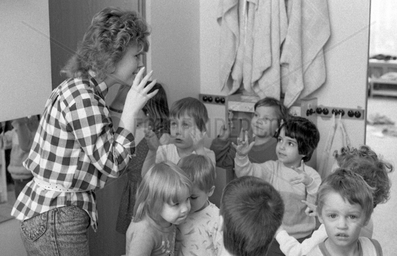 Berlin,  DDR,  Kinder und Erzieherin in einer Kindertagesstaette