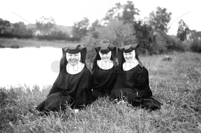 Drei Nonnen auf Wiese,  1940