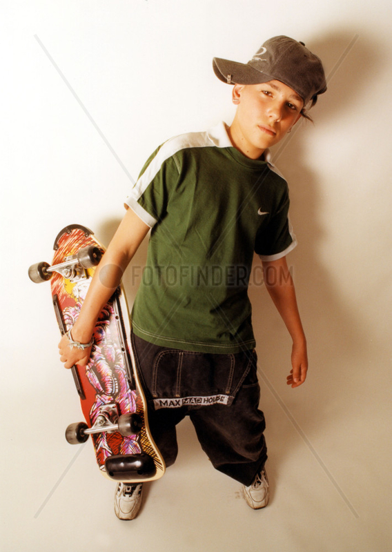 cooler Junge mit Skateboard