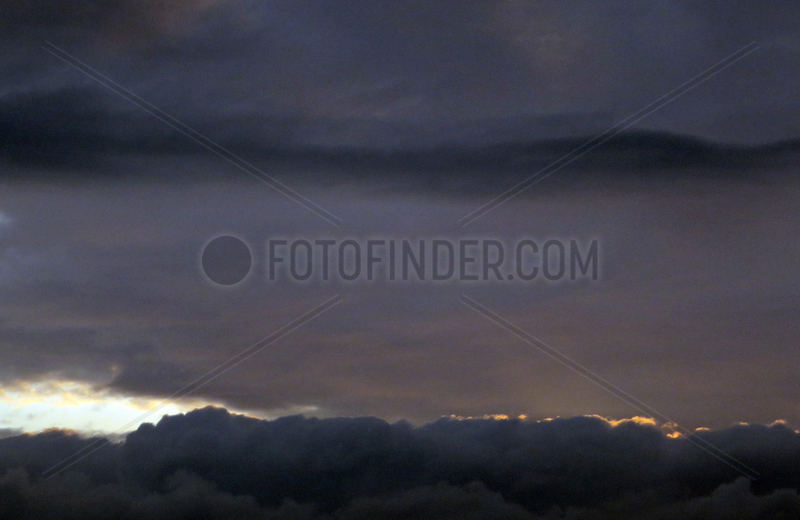 Berlin,  Deutschland,  Cumuluswolke (vorn) und Stratuswolken bei Daemmerung