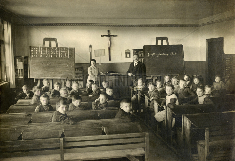 Dorfschule in Grossdingharting Naehe Muenchen,  Klassenfoto,  1923