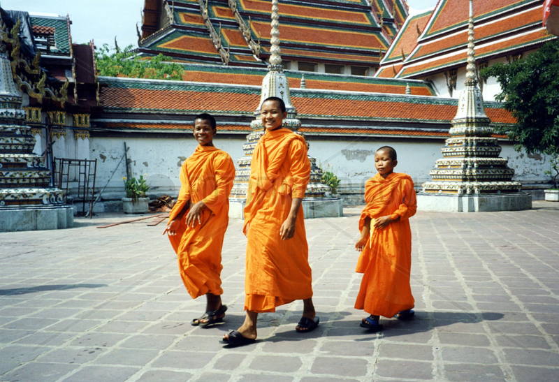 Thailand,  Bangkok,  Wat Po,  drei junge Moenche