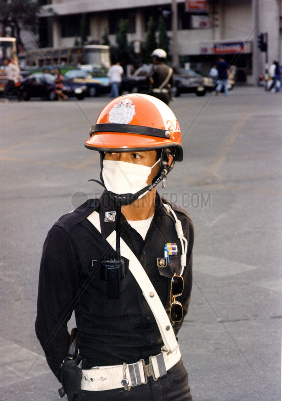 Verkehrspolizist mit Mundschutz