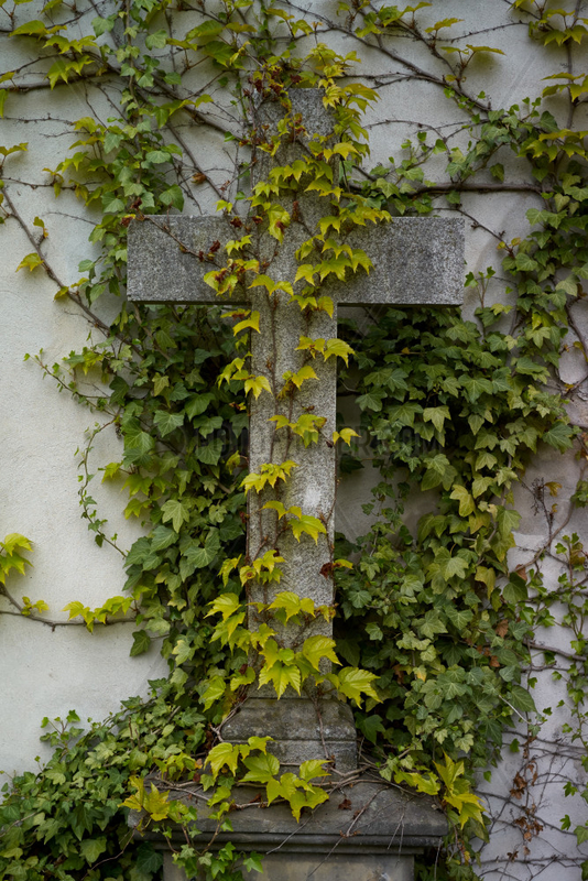 Berlin,  Deutschland,  Grabkreuz auf dem alten Domfriedhof der St. Hedwigsgemeinde
