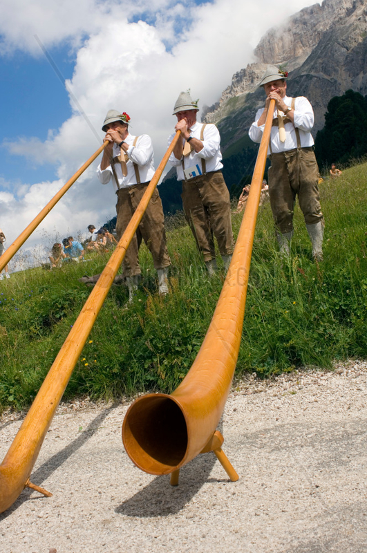 Obereggen,  Italien,  Alphornblaeser auf dem Eggentaler Schupfenfest