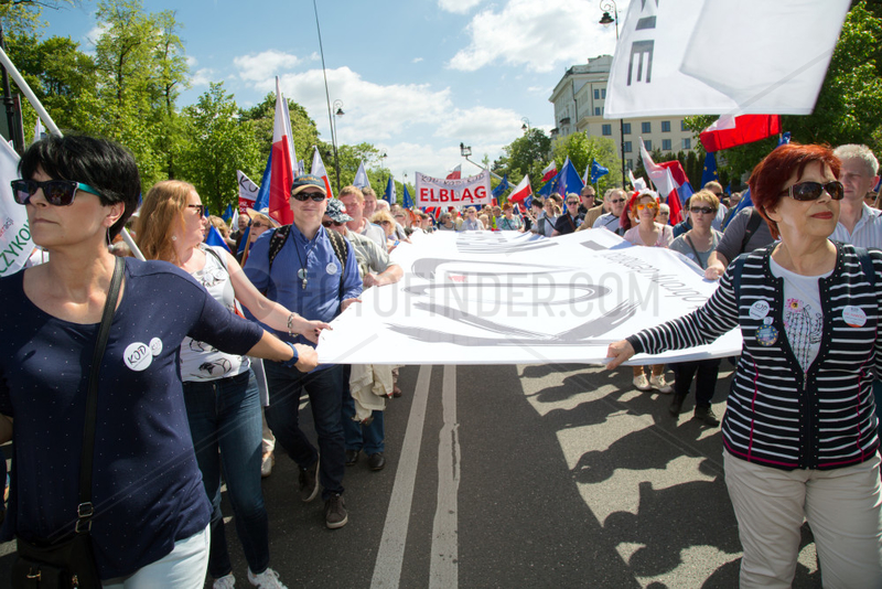 Warschau,  Polen,  Aktivisten des KOD auf der Demonstration