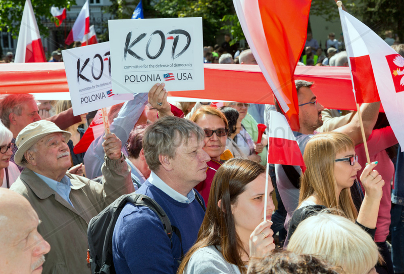 Warschau,  Polen,  Demonstrant mit Polenfahnen und KOD-Schildern
