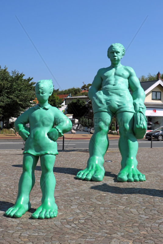 Westerland,  Deutschland,  Figuren Reisende Riesen im Wind auf dem Bahnhofsvorplatz auf Sylt