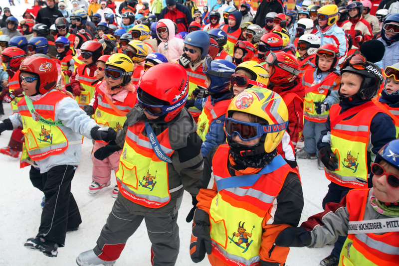 Tirol,  Kinder in einer Skischule